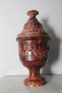 Vaso antigo tipo braseiro em faiança do século XVIII, estilo Luís XVI, de grandes dimensões com festões e tampa perfurada. Altura: 75 cm.